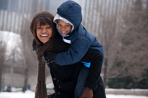 chicago winter - mother and son - grant park stok fotoğraflar ve resimler