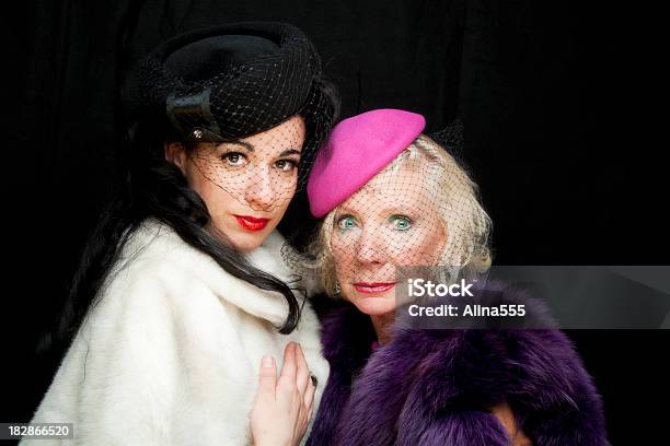 Hermosa Elegante Mujer Mayor Y Su Hija En Negro Foto de stock y más banco de imágenes de A la moda - A la moda, Mujeres mayores, Retrato