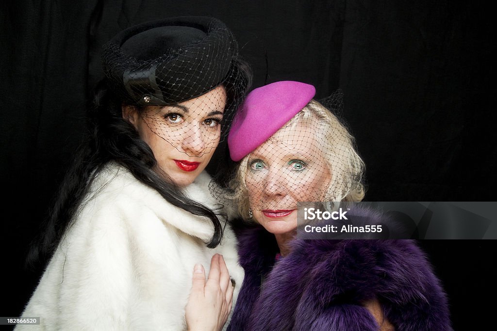 Bela rica sênior mulher e a filha em preto - Foto de stock de Mulheres Idosas royalty-free