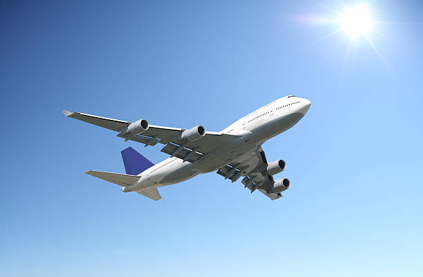 chiaro cielo di sole ",airliner 晴れた空のクリア" - airplane taking off sky commercial airplane foto e immagini stock