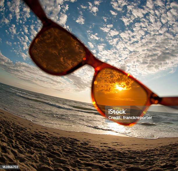Anoitecer Através De Óculos De Sol De Verão - Fotografias de stock e mais imagens de Lente - Lente, Cristalino, Objetiva olho de peixe