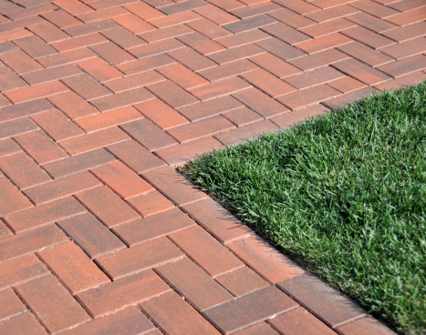 Brick patio with right angle to grass. See my many other masonry pictures (click