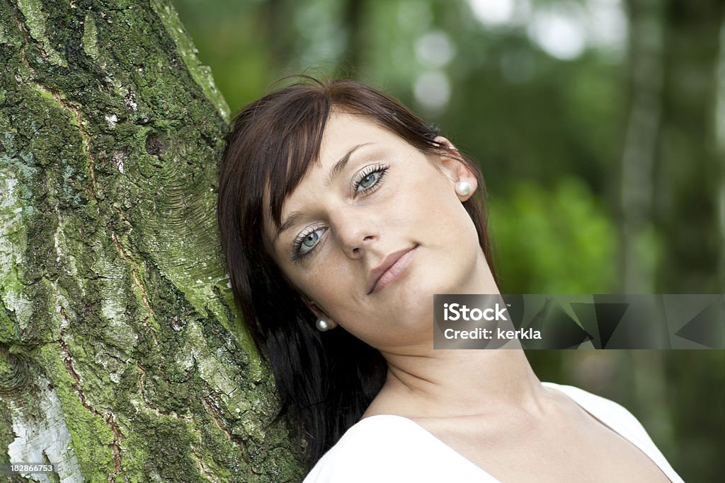 Jeune femme de détente en plein air - Photo de Adulte libre de droits