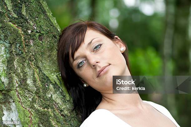 Jovem Mulher Relaxante Ao Ar Livre - Fotografias de stock e mais imagens de 20-29 Anos - 20-29 Anos, Adulto, Ao Ar Livre