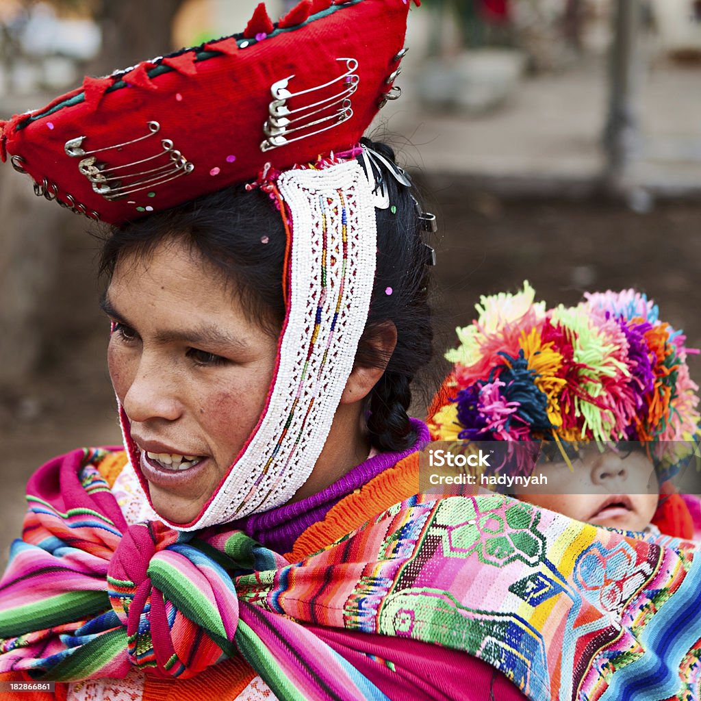 Peruwiański kobieta z jej baby na plecach, Ollantaytambo - Zbiór zdjęć royalty-free (Altiplano)