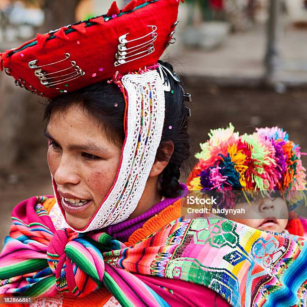 Перуанский Женщина С Ее Ребенок На Спине Ольянтайтамбо — стоковые фотографии и другие картинки Аборигенная культура