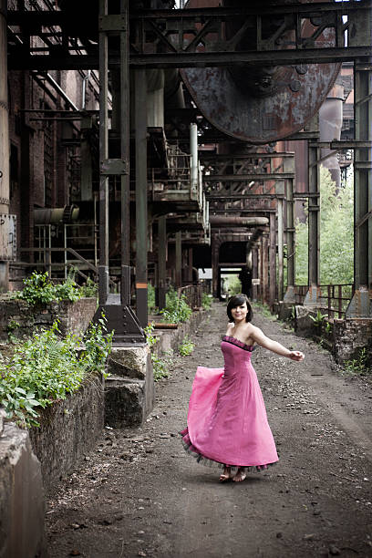 mulher dança na fábrica de aço - run of the mill imagens e fotografias de stock