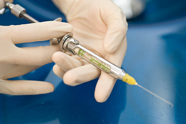 injeção needle de médicos mão - surgical needle clean healthcare and medicine science - fotografias e filmes do acervo