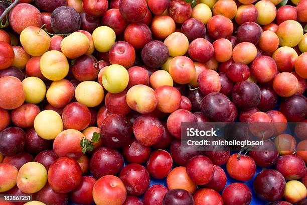 Ameixas No Mercado - Fotografias de stock e mais imagens de Abundância - Abundância, Alimentação Saudável, Ameixa - Fruta