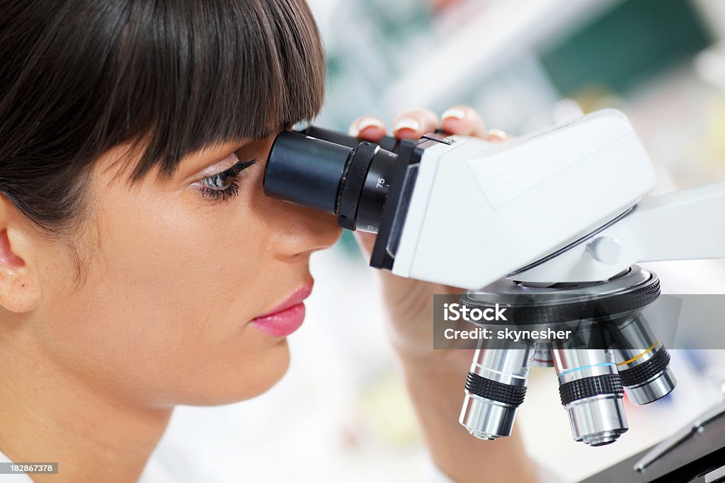 Wissenschaftler Wissenschaftler schaut in Mikroskop. - Lizenzfrei Analysieren Stock-Foto