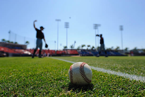 baseball spieler auf dem spielfeld - baseballmannschaft stock-fotos und bilder