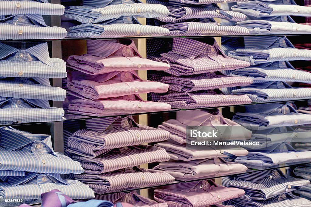rack di camicie - Foto stock royalty-free di Ambientazione interna