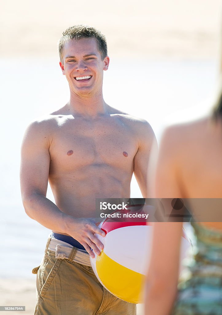 Joven Pareja en la playa - Foto de stock de 20 a 29 años libre de derechos