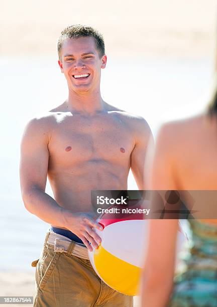 Joven Pareja En La Playa Foto de stock y más banco de imágenes de 20 a 29 años - 20 a 29 años, Adulto, Adulto joven