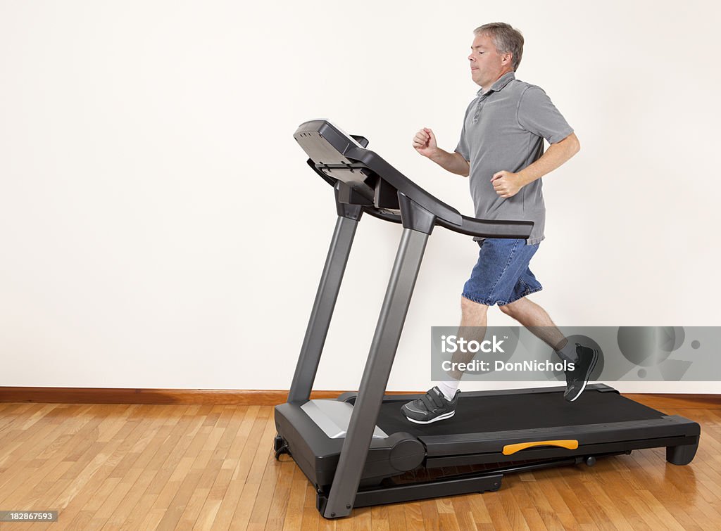 Mann läuft auf Laufband - Lizenzfrei Laufband Stock-Foto