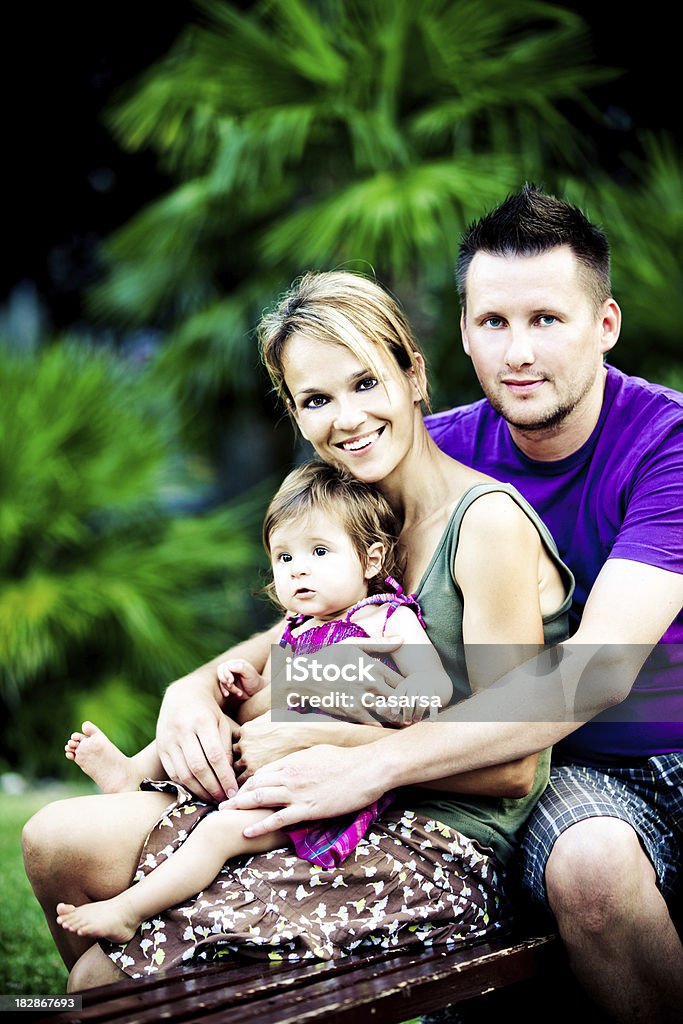 Famiglia giovane - Foto stock royalty-free di Abbigliamento casual