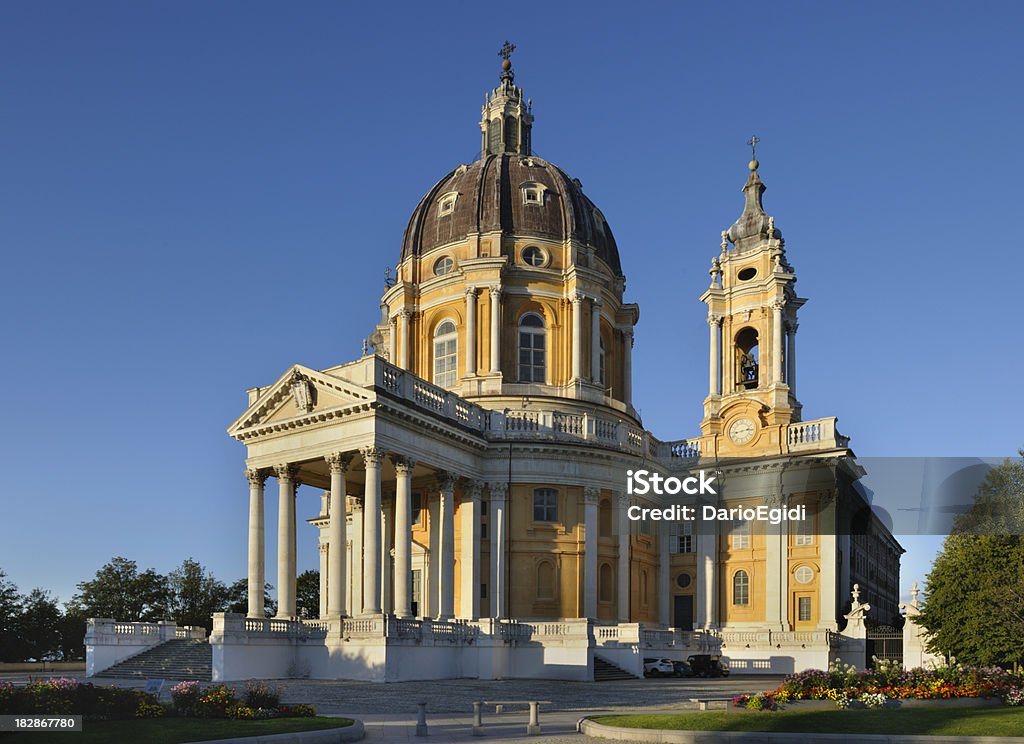 Basilica di Superga, Torino, Italia architettura barocca, cielo blu sfondo - Foto stock royalty-free di Cattedrale