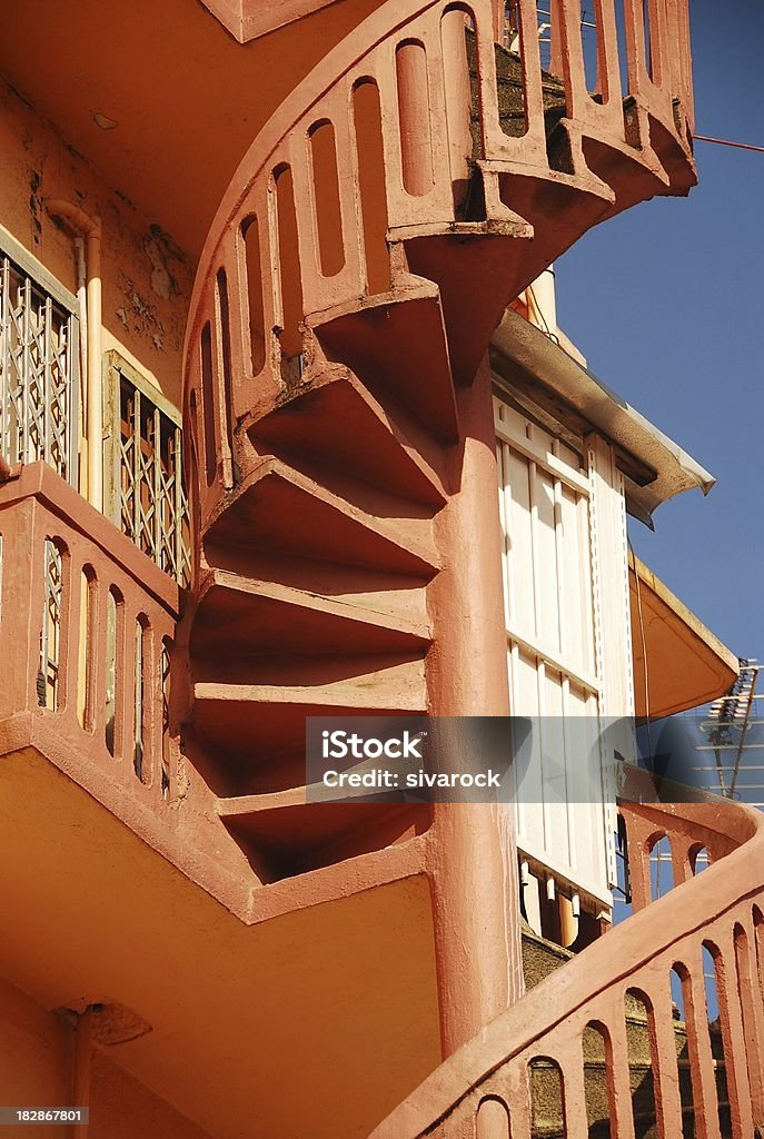 Escalera en espiral roja - Foto de stock de Arquitectura libre de derechos