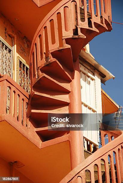 Escalera En Espiral Roja Foto de stock y más banco de imágenes de Arquitectura - Arquitectura, Arquitectura exterior, Ciudad de Singapur