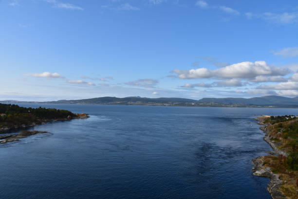 une rivière qui se jette dans la mer, à saltstraumen, en norvège - outdoors kraken flowing flowing water photos et images de collection