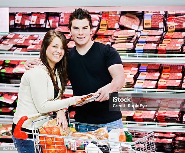 Linda Pareja Joven De Compras En El Supermercado Para La Carne Foto de stock y más banco de imágenes de 20 a 29 años