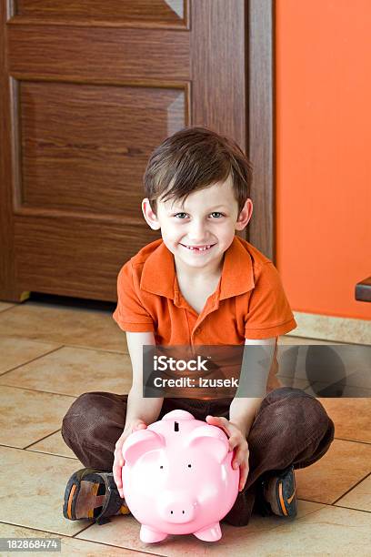 Rapaz Engraçado Com Mealheiro - Fotografias de stock e mais imagens de 6-7 Anos - 6-7 Anos, Alegria, Aluno