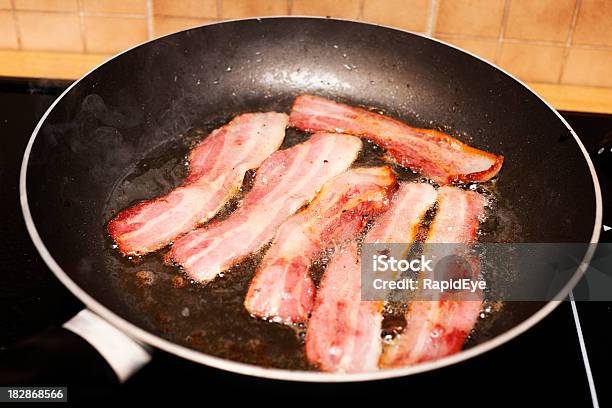 Bacon Sizzling In Nonstick Frying Pan Stock Photo - Download Image Now -  Bacon, Breakfast, Burner - Stove Top - iStock