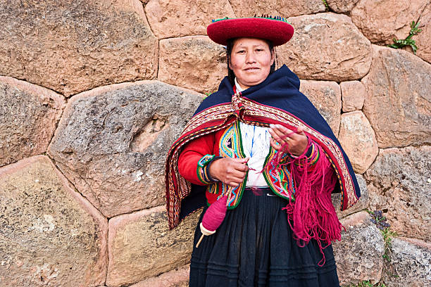 peruano woman spinning lana, el sagrado valley, fotografía - trajes tipicos del peru fotografías e imágenes de stock