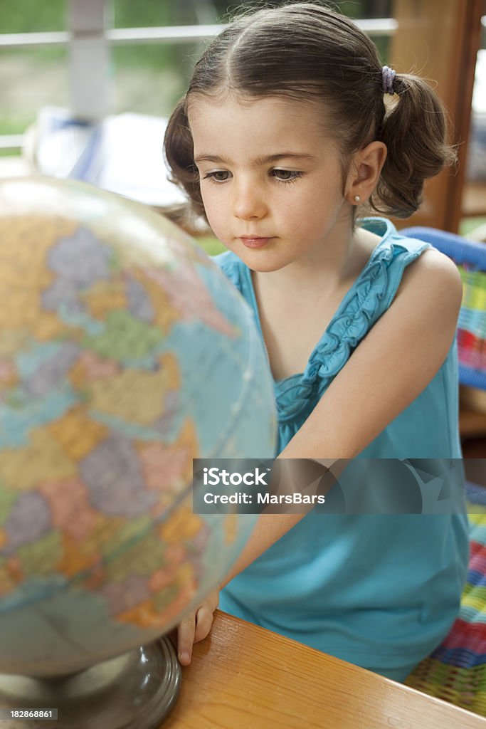 Prescolare ragazza con mondo Globo - Foto stock royalty-free di 2-3 anni