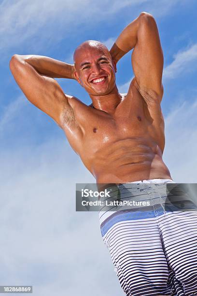 Foto de Tronco Nu Muscular Multirraciais Masculino Com Teto Ao Fundo e mais fotos de stock de 20 Anos