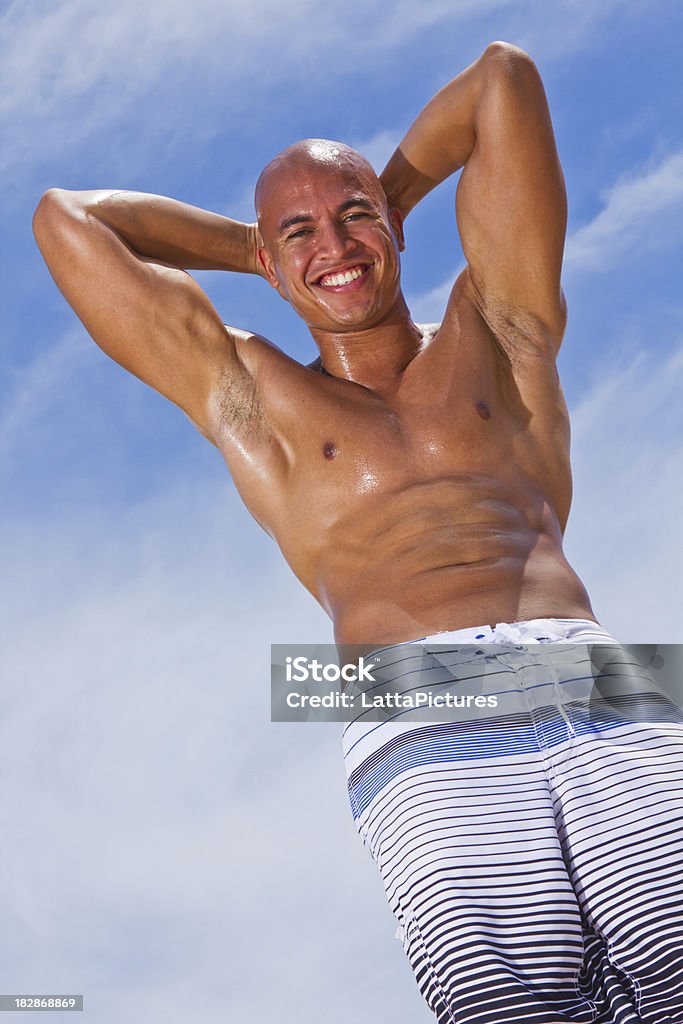 Мышечная С открытой грудью мульти-расовой мужчина с небо как фон - Стоковые фото 20-29 лет роялти-фри