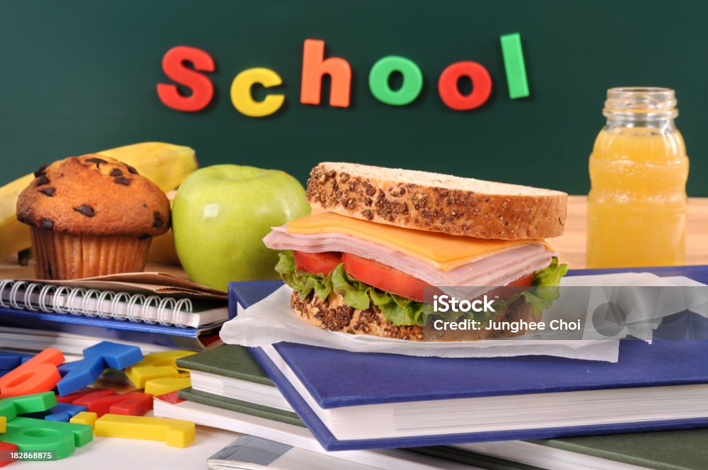 Comida escolar en pizarra - Foto de stock de Almuerzo en lonchera libre de derechos