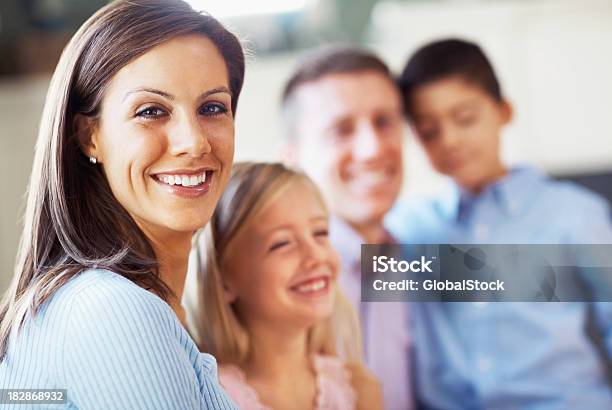 Familia Feliz En Casa Foto de stock y más banco de imágenes de Familia en casa - Familia en casa, 30-34 años, 30-39 años