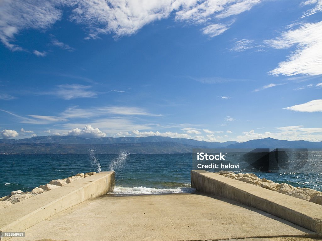 Concrette gettata in mare - Foto stock royalty-free di Acqua