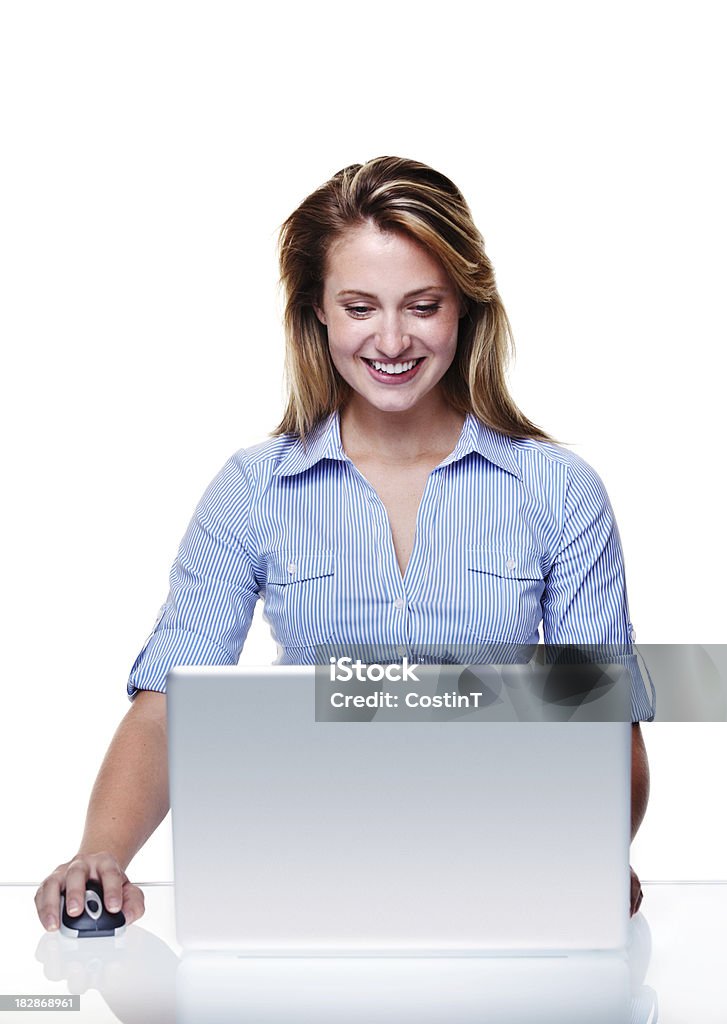 Mulher sorridente navegar na internet no laptop - Foto de stock de Computador royalty-free