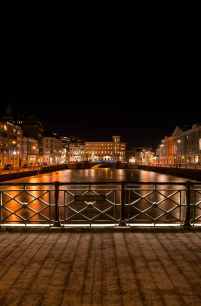 ponte de madeira da cidade à noite - gothenburg city urban scene illuminated - fotografias e filmes do acervo