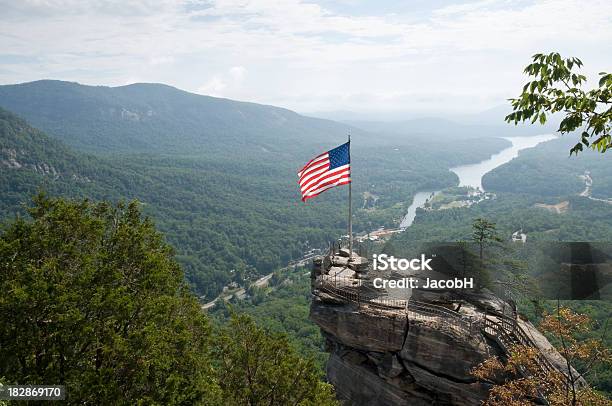 Foto de Rocha Chimney e mais fotos de stock de Carolina do Norte - Estado dos EUA - Carolina do Norte - Estado dos EUA, Bandeira Norte-Americana, Montanha