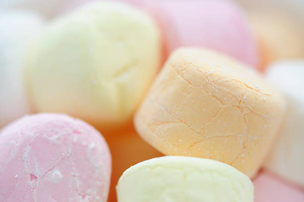 marshmallows de fundo - unhealthy eating copy space marshmallow softness - fotografias e filmes do acervo