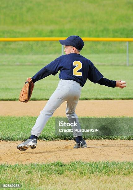 Junge Männliche Junge Sportler Pitching Auf Baseballfeld Stockfoto und mehr Bilder von 10-11 Jahre