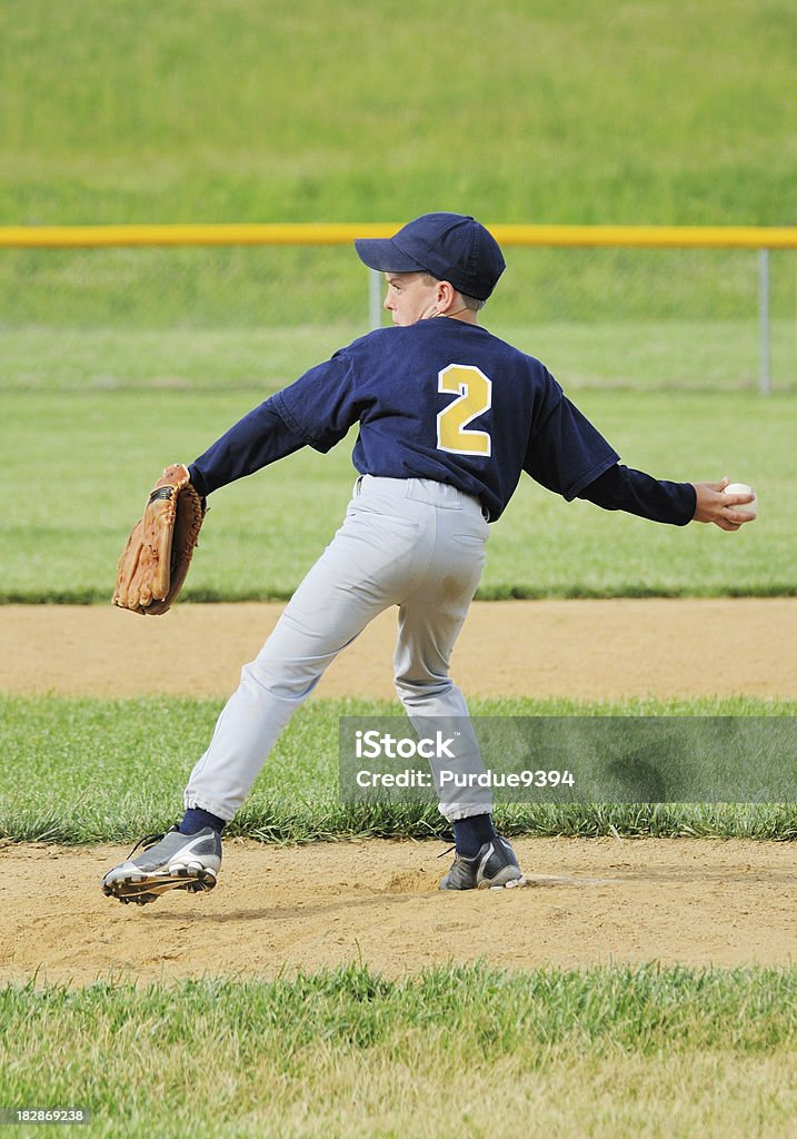 Młody mężczyzna chłopiec sportowiec Pitching w Baseball pole - Zbiór zdjęć royalty-free (10-11 lat)
