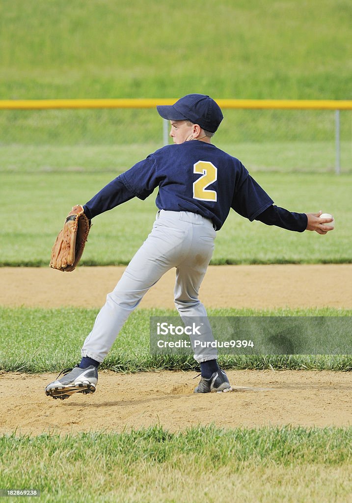 Jovem rapaz atleta Pitching no campo de beisebol - Foto de stock de 10-11 Anos royalty-free