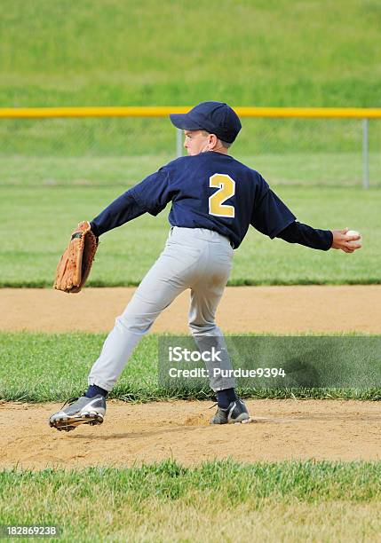 Foto de Jovem Rapaz Atleta Pitching No Campo De Beisebol e mais fotos de stock de 10-11 Anos - 10-11 Anos, Atividade, Beisebol