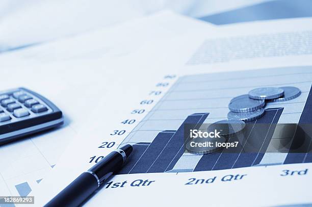 Estadísticas Financieras Foto de stock y más banco de imágenes de Acontecimiento anual - Acontecimiento anual, Ahorros, Azul