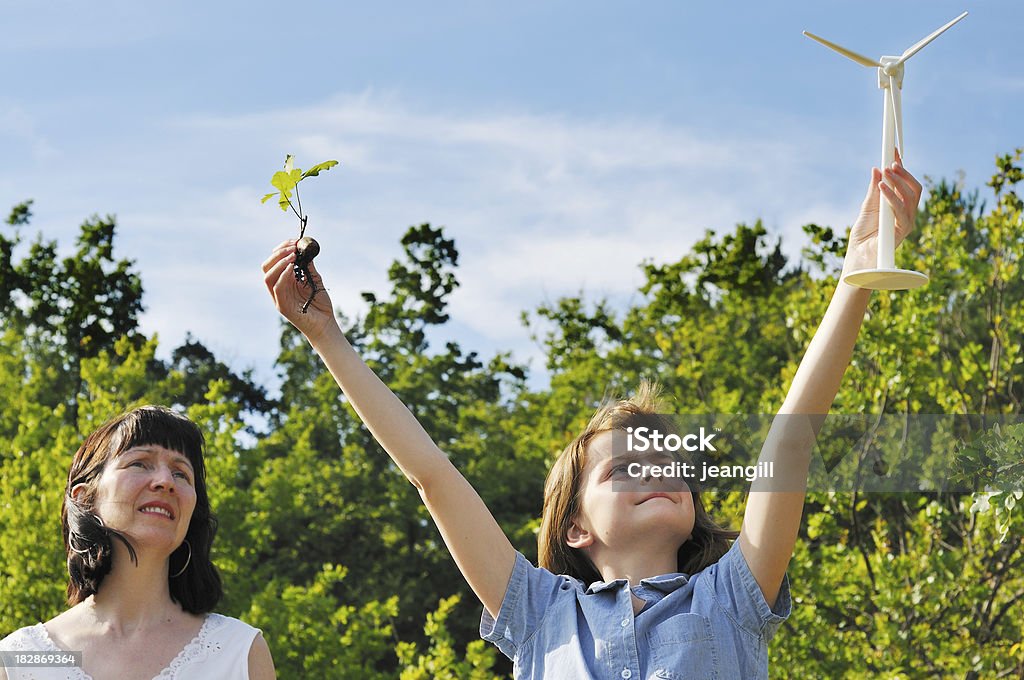 Madre e figlia, vedere verde futuro - Foto stock royalty-free di 12-13 anni