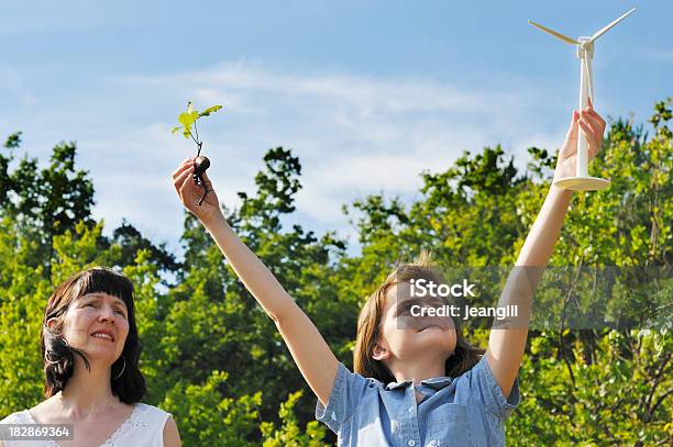 Mãe E Filha Ver Verde Futuro - Fotografias de stock e mais imagens de 12-13 Anos - 12-13 Anos, 45-49 anos, Adulto