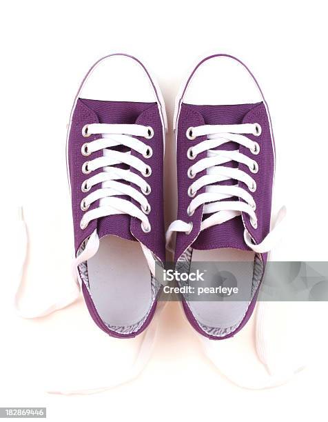 Roxo Sapatos De Lona - Fotografias de stock e mais imagens de Sapato - Sapato, Sapato de Lona, Ténis - Calçado Desportivo