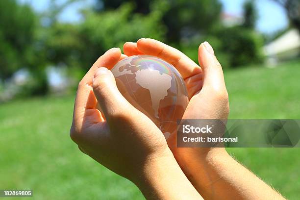 Globo Em Mão - Fotografias de stock e mais imagens de Globo terrestre - Globo terrestre, Mapa do Mundo, Tecnologia verde