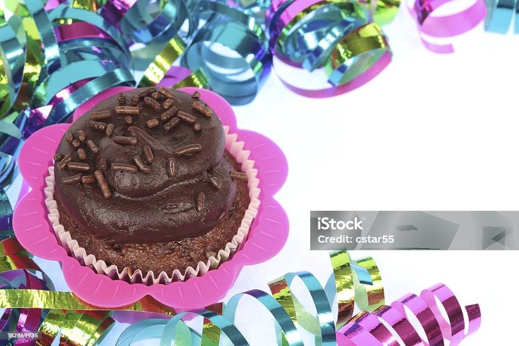 Cupcake al cioccolato con Praline colorate e nastro - Foto stock royalty-free di Cibi e bevande