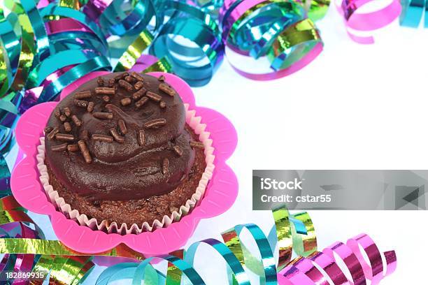 Cupcake Al Cioccolato Con Praline Colorate E Nastro - Fotografie stock e altre immagini di Cibi e bevande