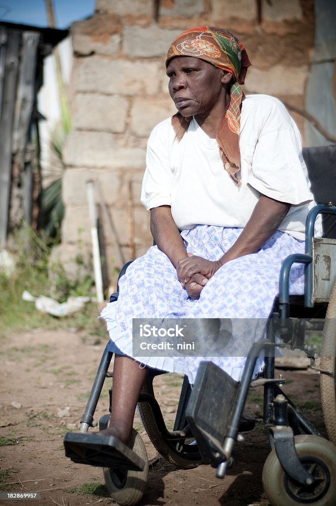 Xhosa mujer en silla de ruedas - Foto de stock de 60-64 años libre de derechos